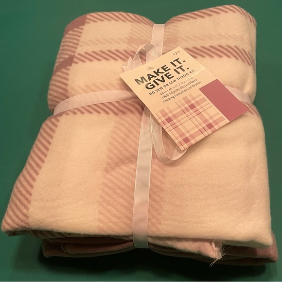 New:  PLUM PLAID NO-SEW FLEECE THROW Make It Give - Picture 1 of 4